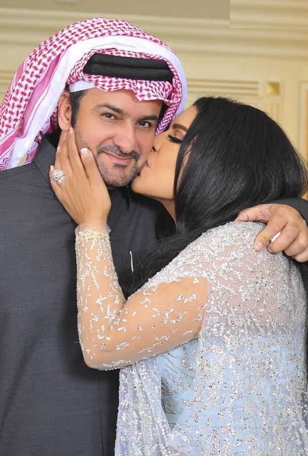 أحلام مع زوجها في لقطة رومانسية