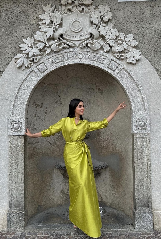 أزياء عصرية نسقتها النجمات لتتناسب مع المعالم الأثرية والوجهات السياحية التي قمن بزيارتها