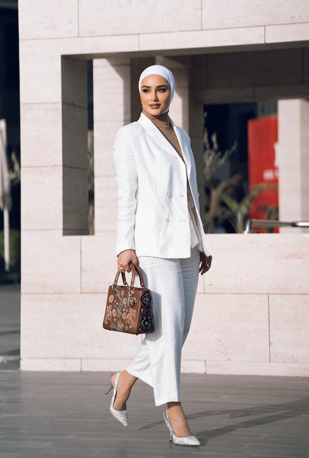  البليزر الأبيض تنسيق على كل محجبة اعتماده هذا الصيف