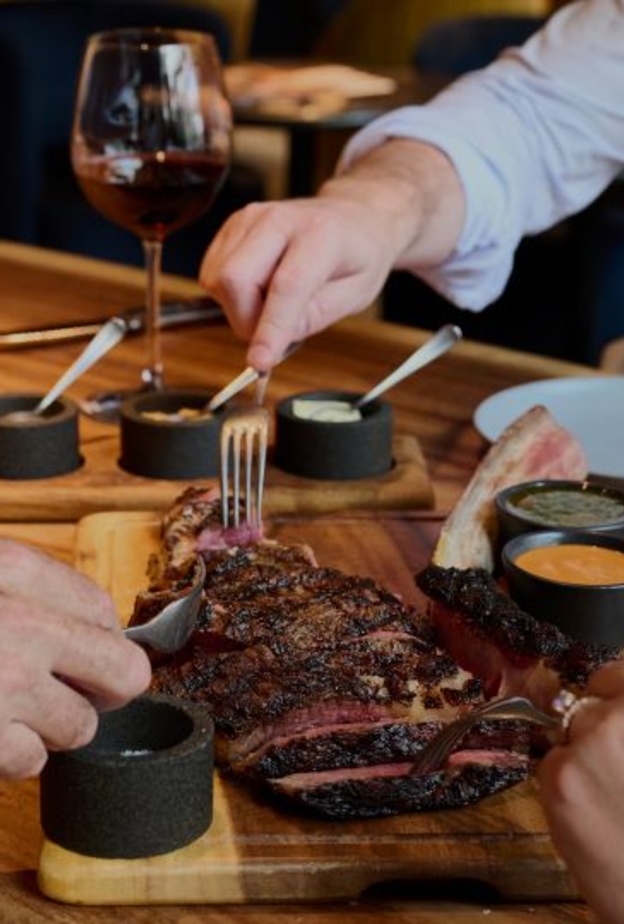 ابرز فعاليات عيد الاب في الامارات منها فعالية الطعام في Hunter & Barrel