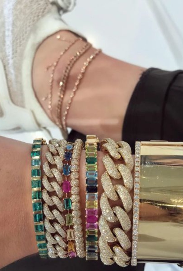 اعتمدي موضة أساور التنس الملونة الجريئة في اطلالة عيد الأضحى 2023