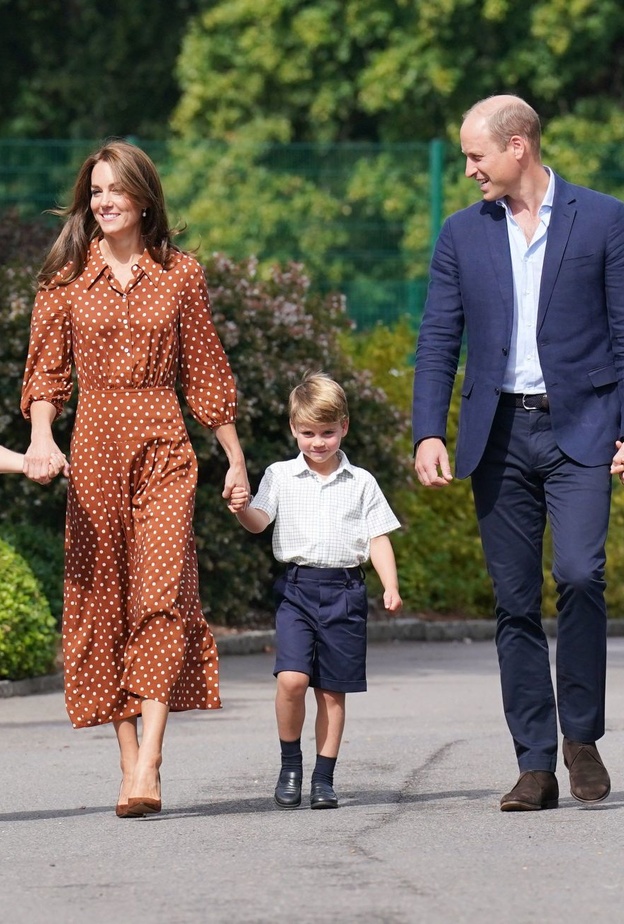 الأمير جورج Prince George of Wales والأميرة تشارلوت Princess Charlotte of Wales والأمير لويس Prince Louis of Wales