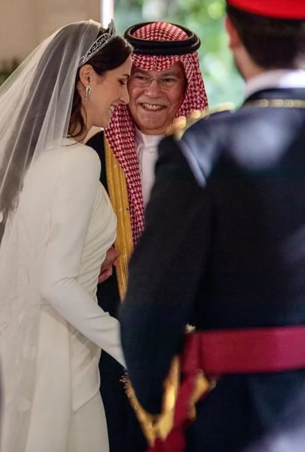 الأميرة رجوة الحسين إلى جانب والدها