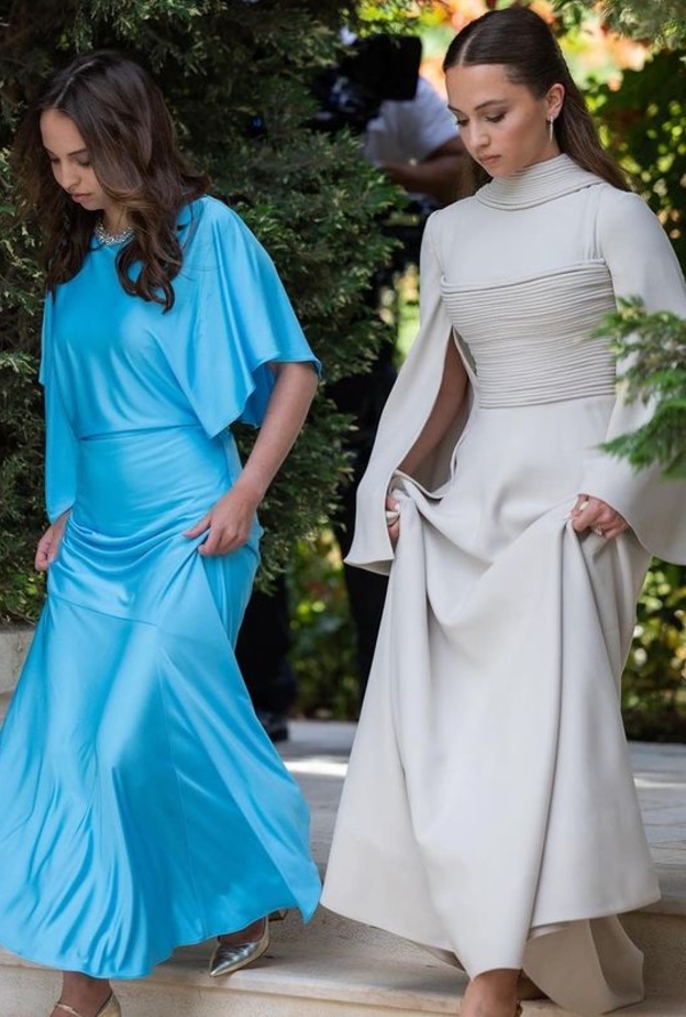 الأميرتان سلمى وإيمان.. بساطة وأناقة وإحداهما بتصميم سعودي