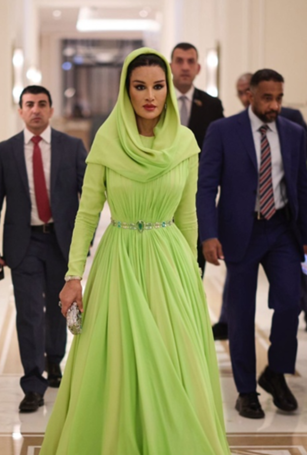 قصة قطعة مجوهرات نادرة تزيّنت بها الشيخة موزة في عشاء زفاف الأمير الحسين