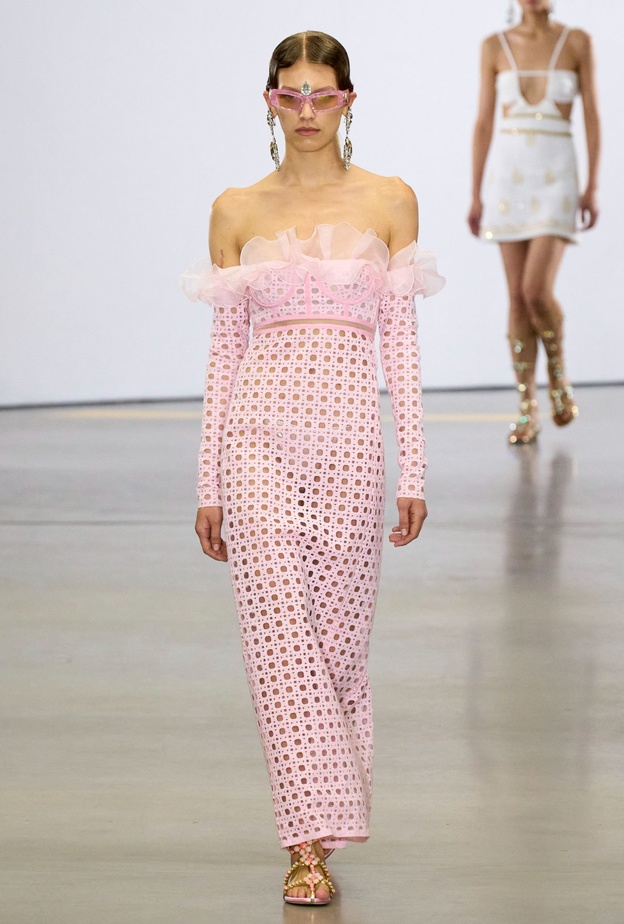 فستان "الأكتاف المكشوفة" هو نجم صيحات الموضة لهذا الصيف