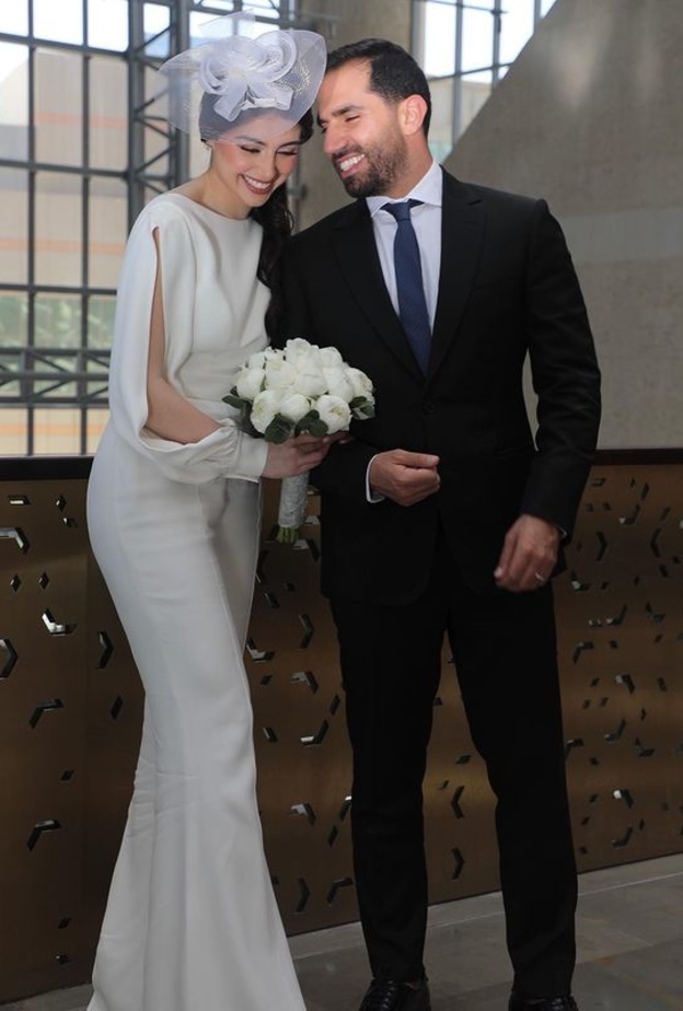 العروسان ماريتا الحلاني وكميل ابي خليل خلال تبادل النذور