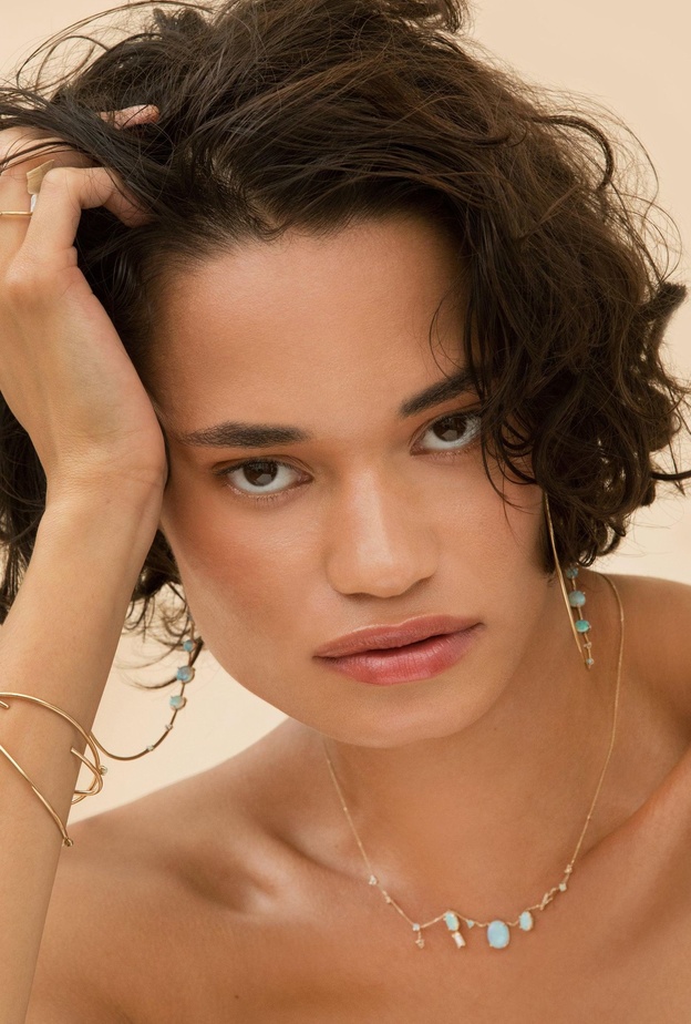 تألقي في رحلات الصيف بأجمل سلاسل أحجار كريمة