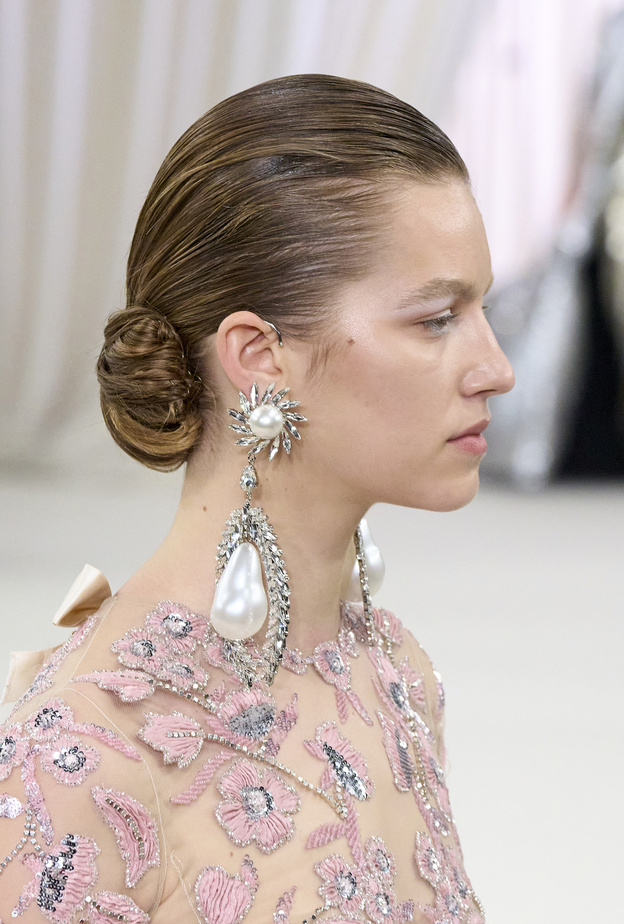 تسريحات شعر تناسب صاحبات الشعر البني لإطلالة مشرقة في عيد الأضحى ‏2023