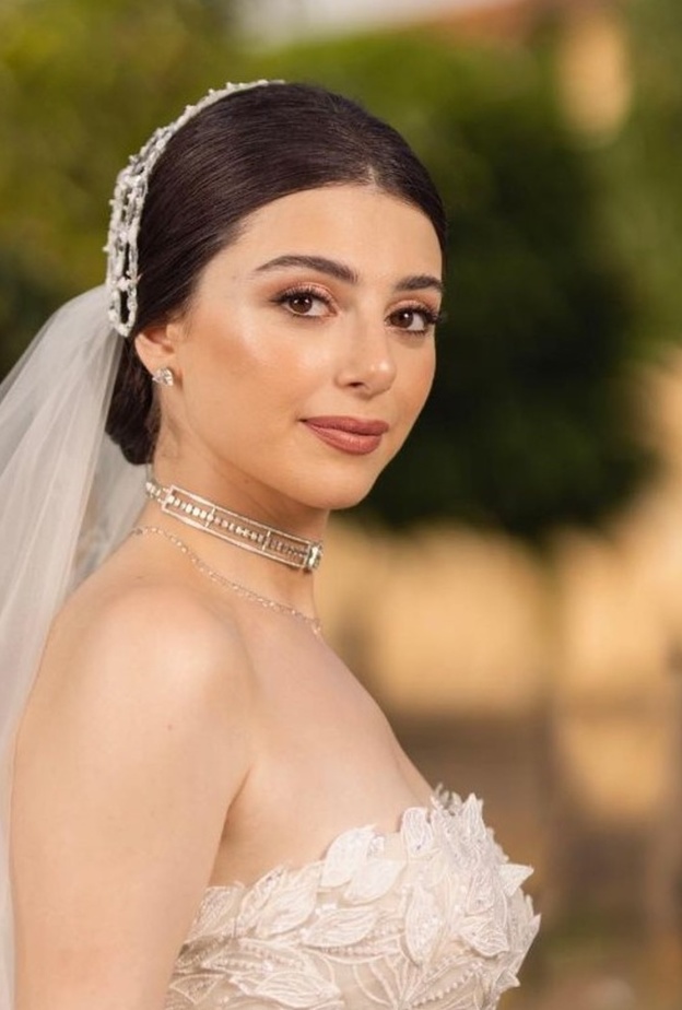 تسريحة ناعمة من ماريتا الحلاني في زفافها