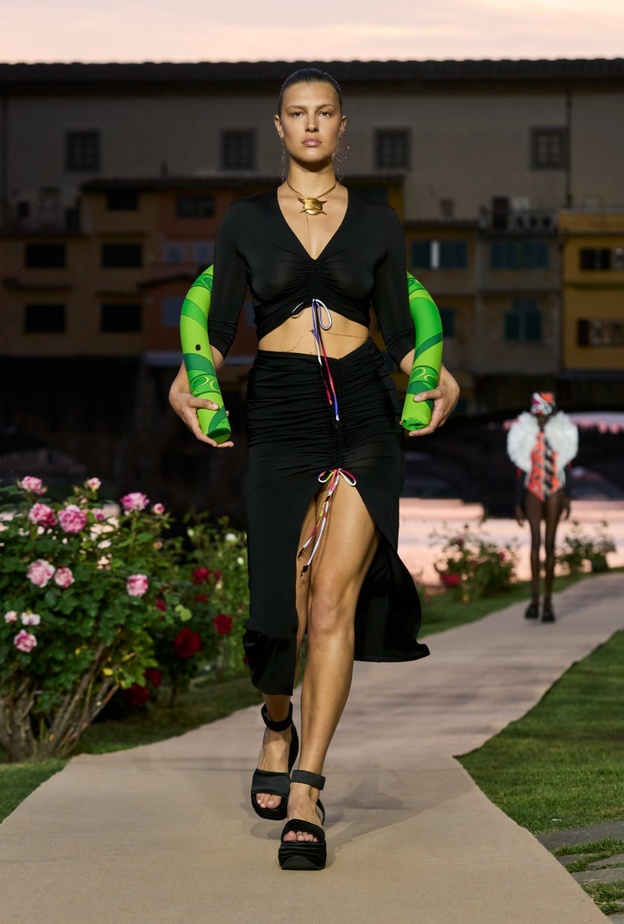 7 عروض أزياء شاهدنا فيها إطلالات ملائمة لبركة السباحة في ربيع وصيف 2023