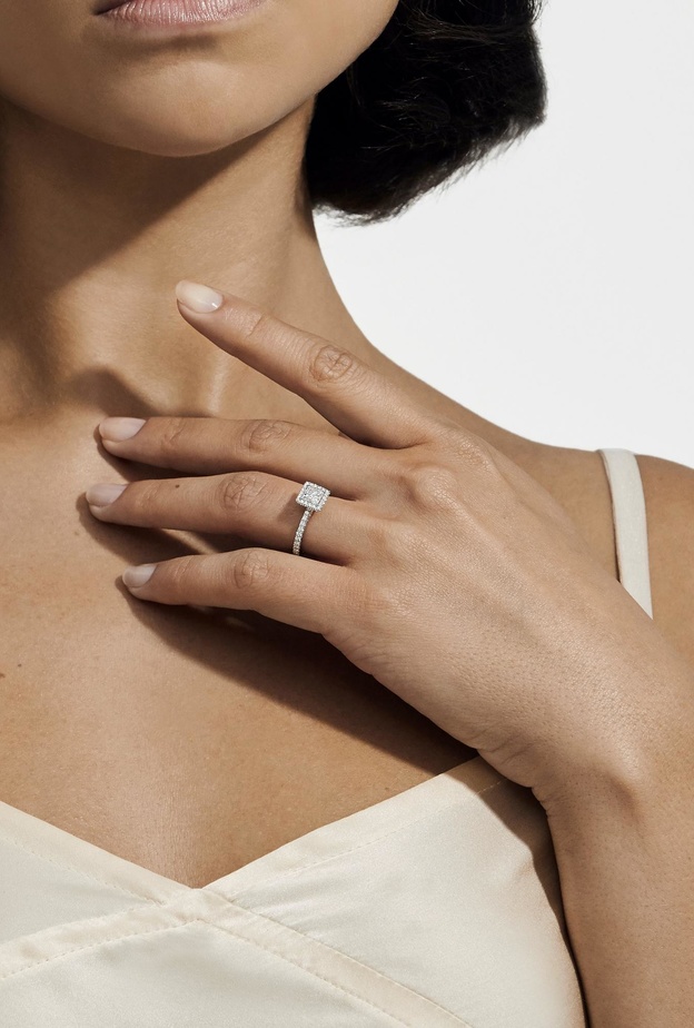 خاتم من مجموعة Aura من  توقيع دي بيرز De Beers والحجر مقصوص بقصة الأميرة