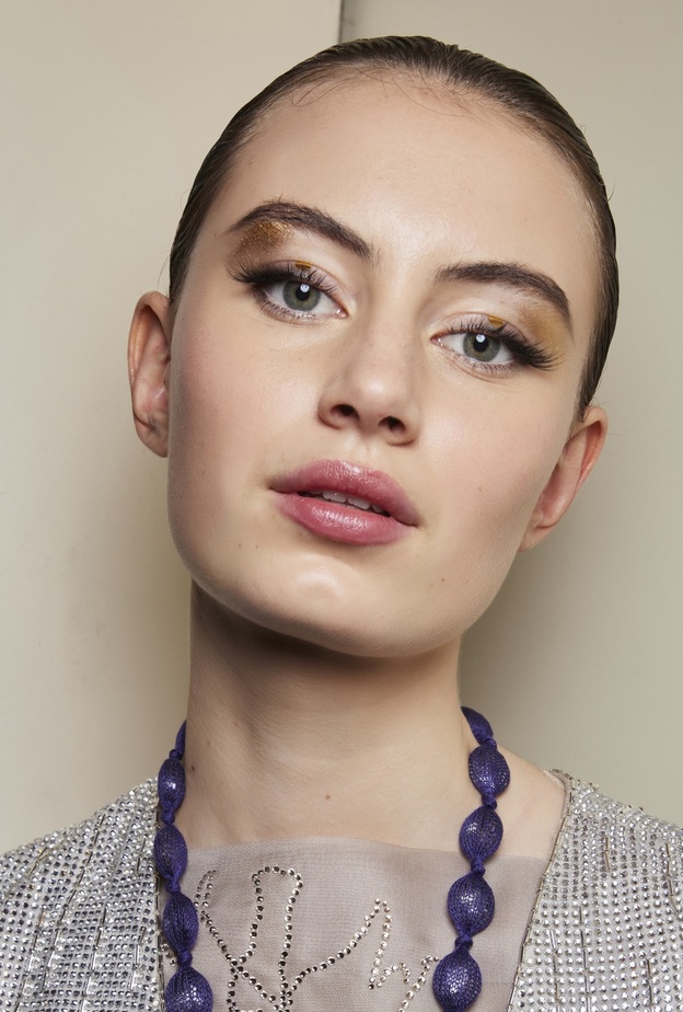 صيحات جمالية ذهبية وهندسية من وحي دار Giorgio Armani