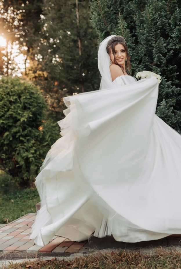 عروس تلتقط صور الزفاف