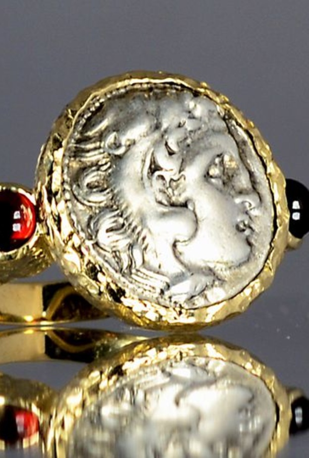 عملة نقدية فضية من اليونان القديمة تُظهِر الإسكندر الأكبر، 330 قبل الميلاد.