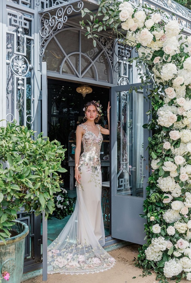 فساتين زفاف مطرزة بالورود@clairepettibone