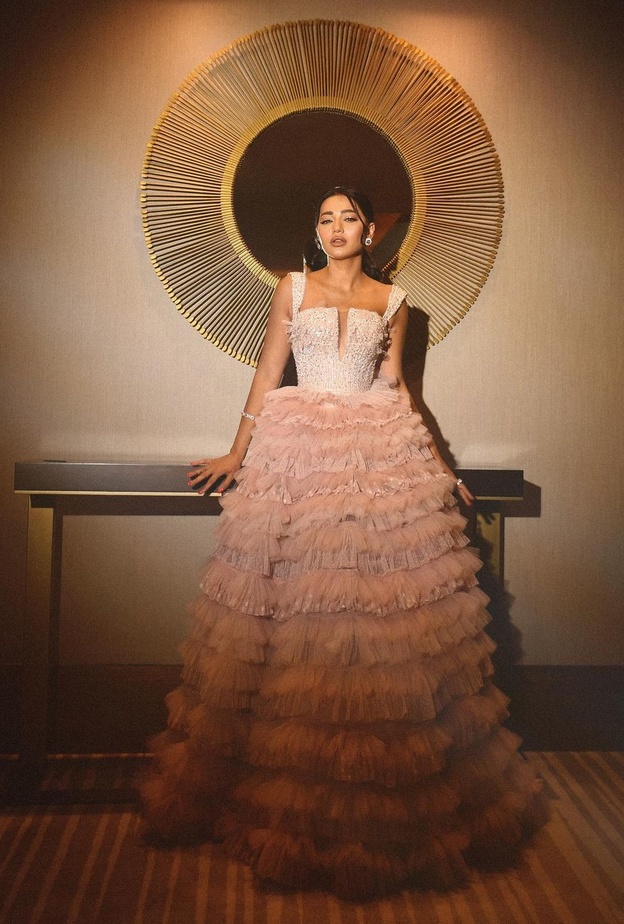 فساتين سهرة بألوان متنوعة تناسب صاحبات البشرة الحنطية بأسلوب رحمة رياض