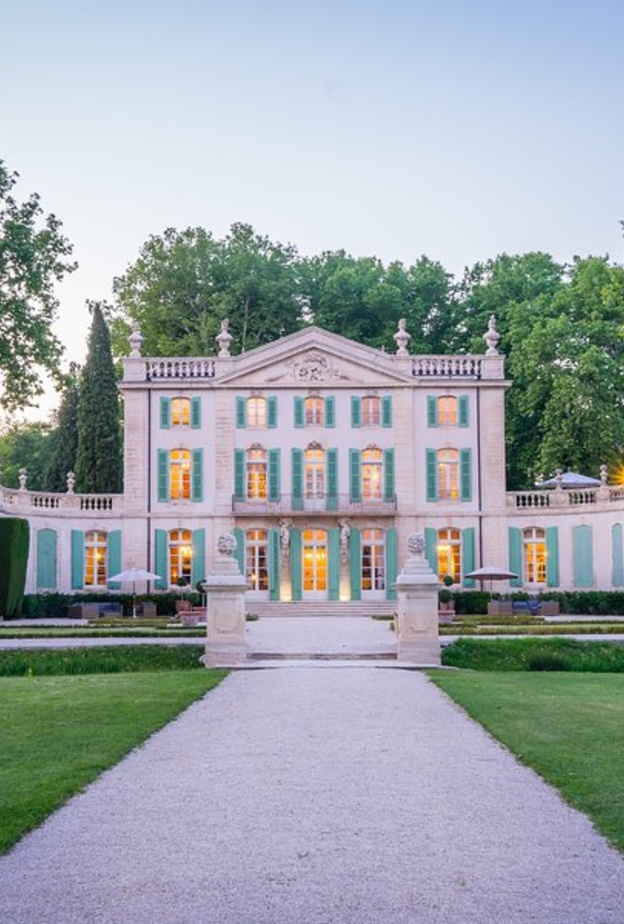 في قصر Château de Tourreau التاريخي الفخم في بلدة ساريانس الريفية