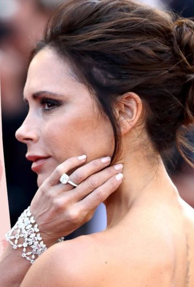 ها هي الخواتم الأيقونية التي زيّنت أنامل فيكتوريا بيكهام عبر السنين