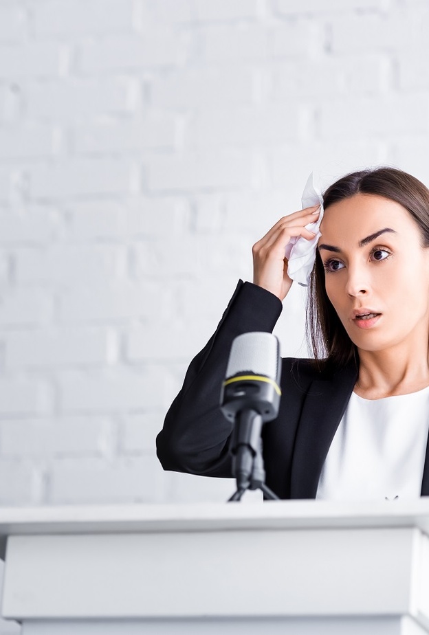 كيف تتحدثين في الأماكن العامة دون خوف أو قلق؟
