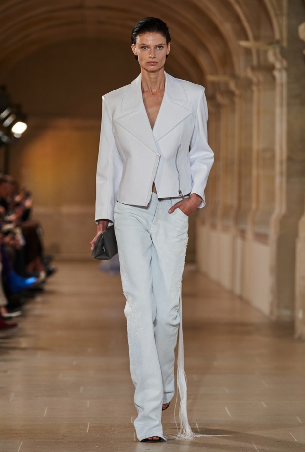 البناطيل الدنيم باللون الأبيض حاضرة في عروض الأزياء وتعشقها النجمات