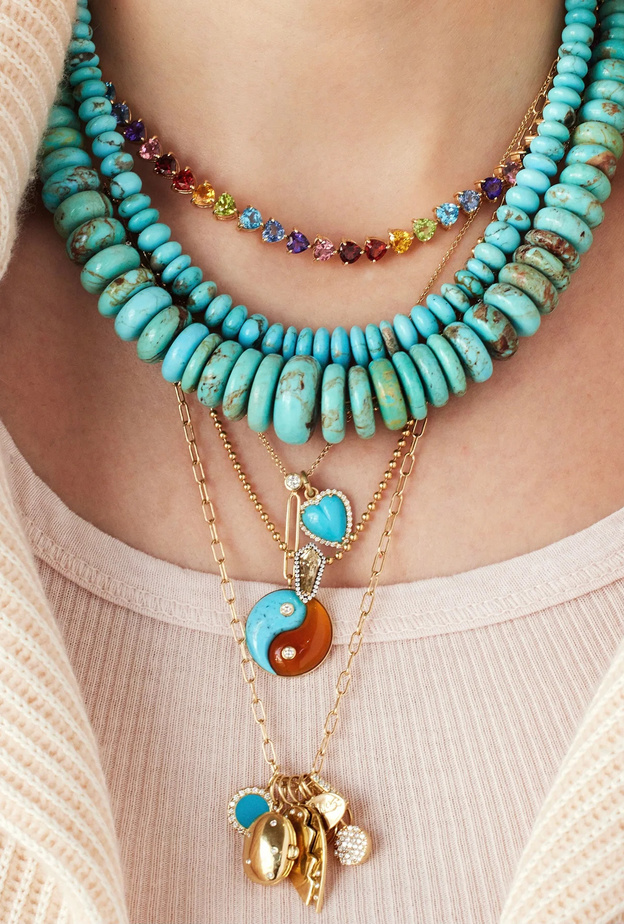 مجوهرات مصنوعة من الخرز الملون تعد إحدى صيحات صيف 2023