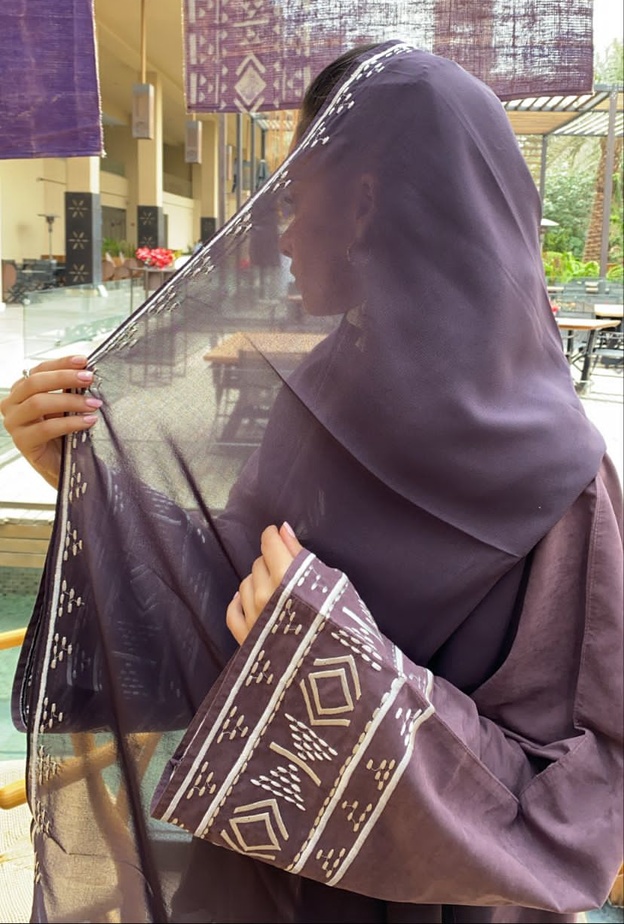 منيرة العقيل لـ هي .. التميز في الأزياء هو عدم التطرق للتقليد غير المناسب والتميز في هويتك الوطنية