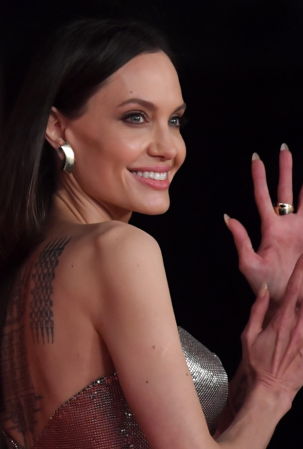 كيف جمعت أنجلينا جولي Angelina Jolie بين عشقها للمجوهرات والعمل الإنساني؟