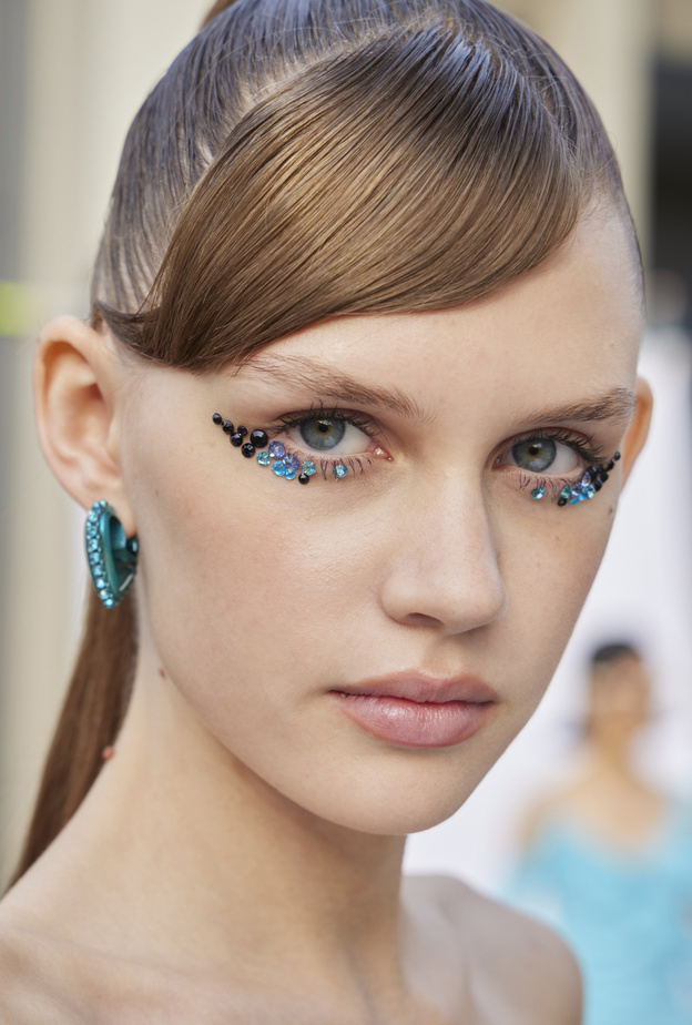 صيحة المكياج مع الأحجار الكريمة في صيف 2023