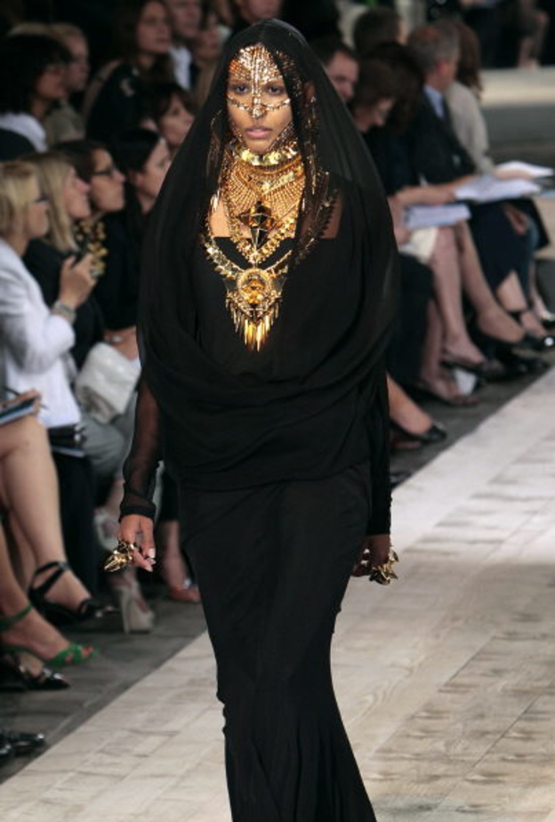 كيف ألهمت الحضارة الشرقية والمدن العربية الموضة؟