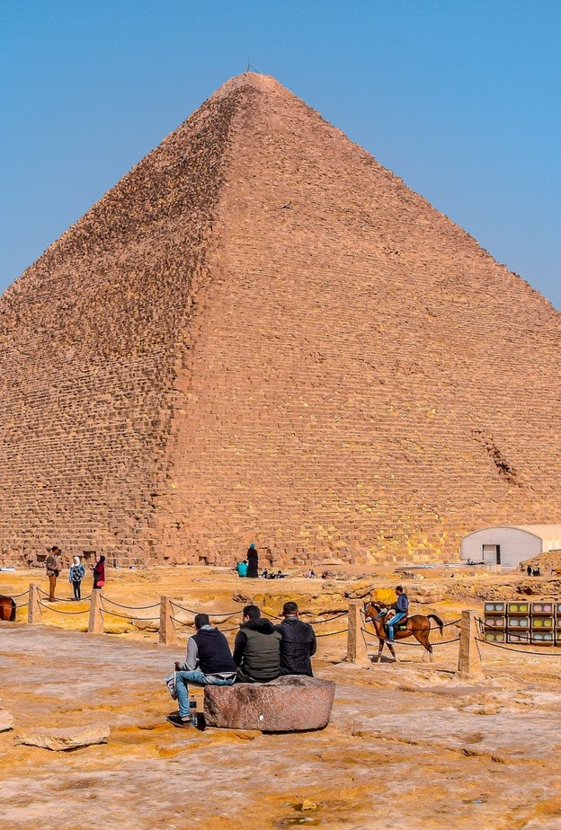 هرم خوفو (2.58 مليون متر مكعب)