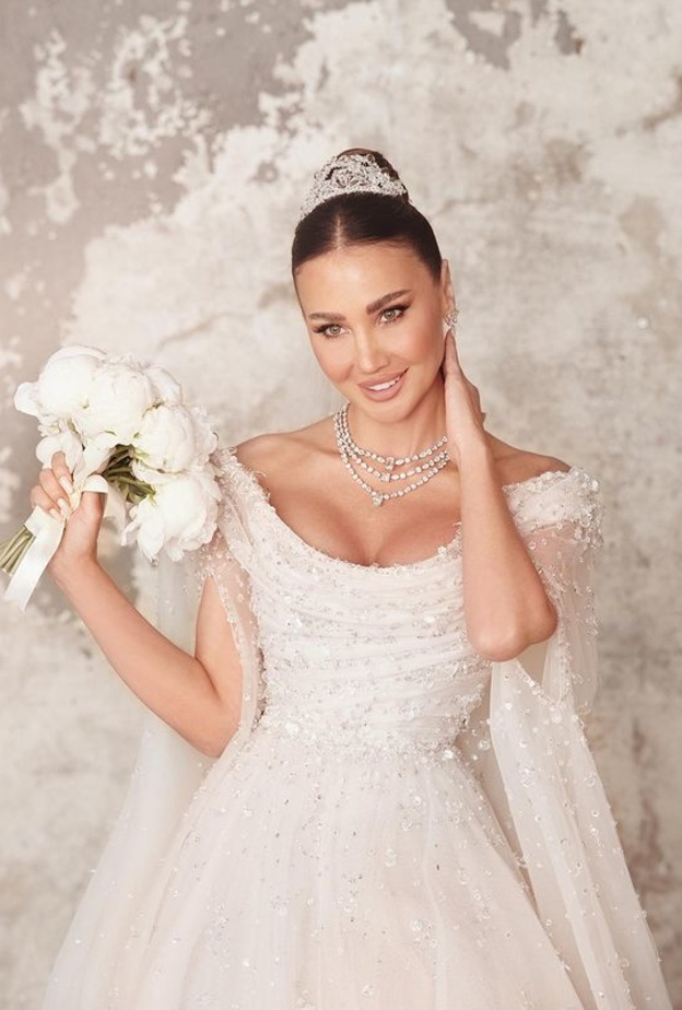 غنى غندور تحتفل بزفافها وسط النجوم وهذا ما فعلته ابنتاها في الحفل ..بالفيديو