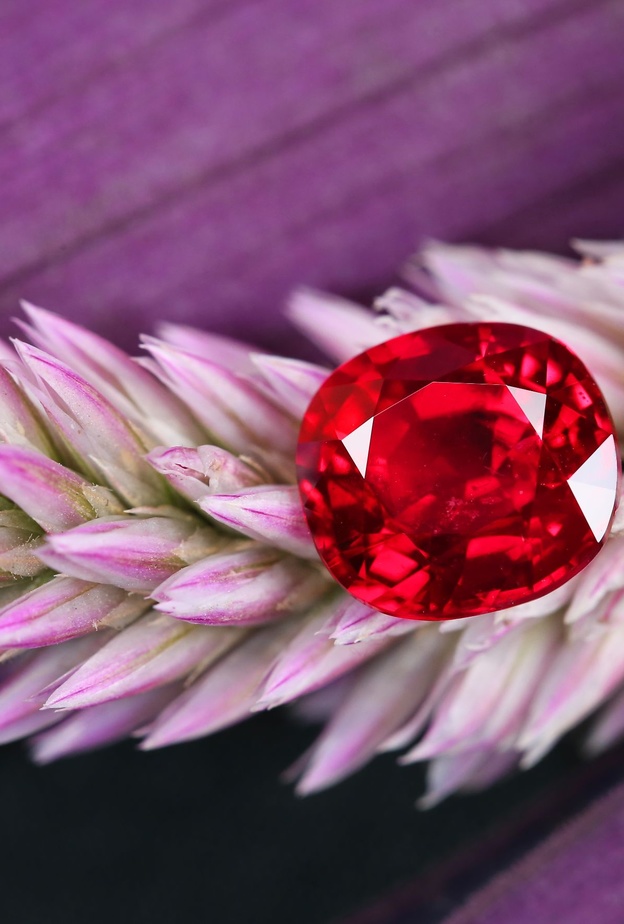 يتمتع الزركون الأحمر برمزية كبيرة