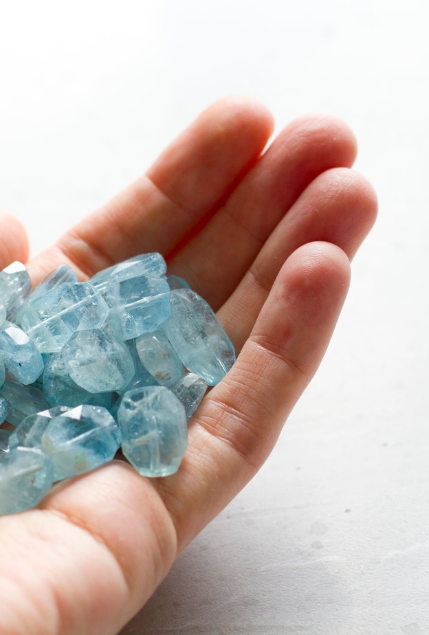 يتمتّع حجر الأكوامارين بلون أزرق آسر