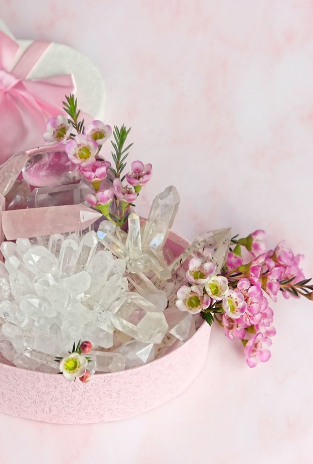 يرتبط حجر الكوارتز الوردي بمشاعر الحب والعواطف