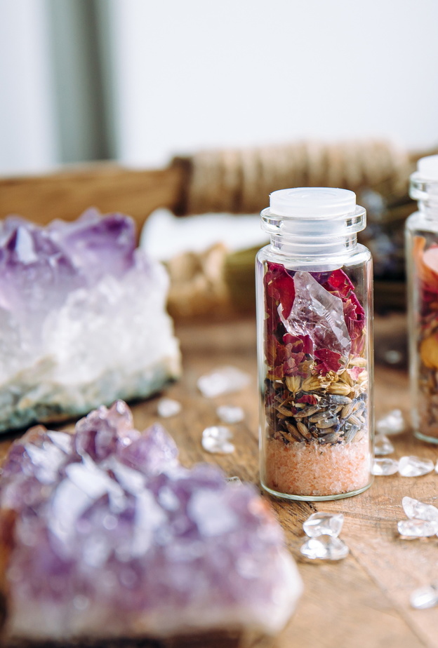 يُعرف الجمشت بأنه حجر المسافر