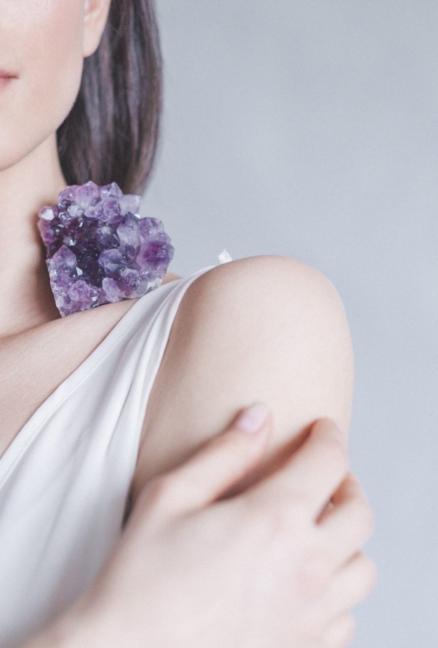 يُعرف حجر الجمشت بتعدد فوائده