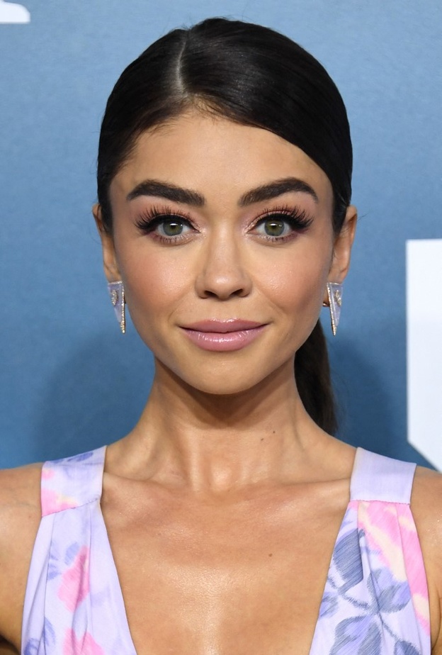 مكياج وردي مشرق للمرأة الثلاثينية يعزز إشراقة الملامح في عيد الأضحى ..إليك الخطوات