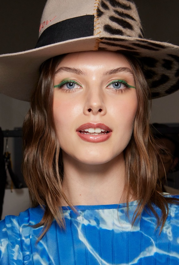 مكياج عيون صيفي مع الكحل الاخضر من وحي دار Stella Jean