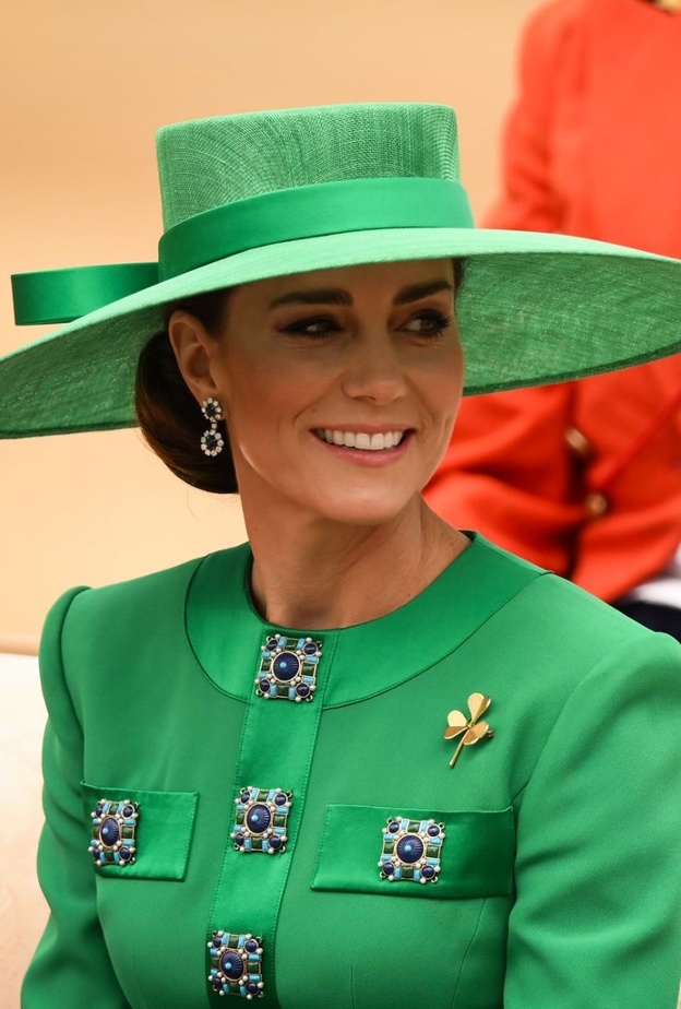  تسريحات شعر الكعكة المنخفضة بأسلوب كيت ميدلتون