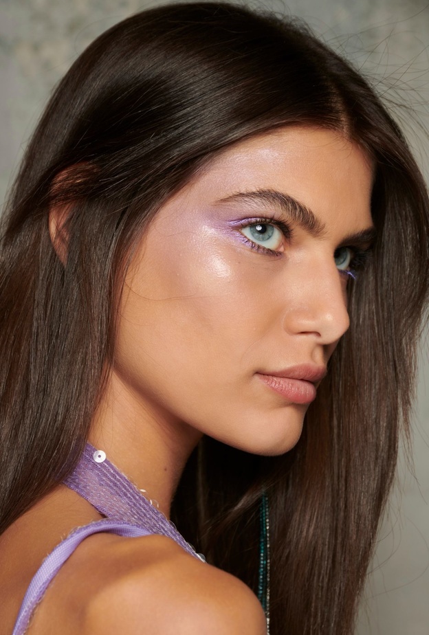 رسمات المكياج البنفسجي المشرق من وحي دار Genny