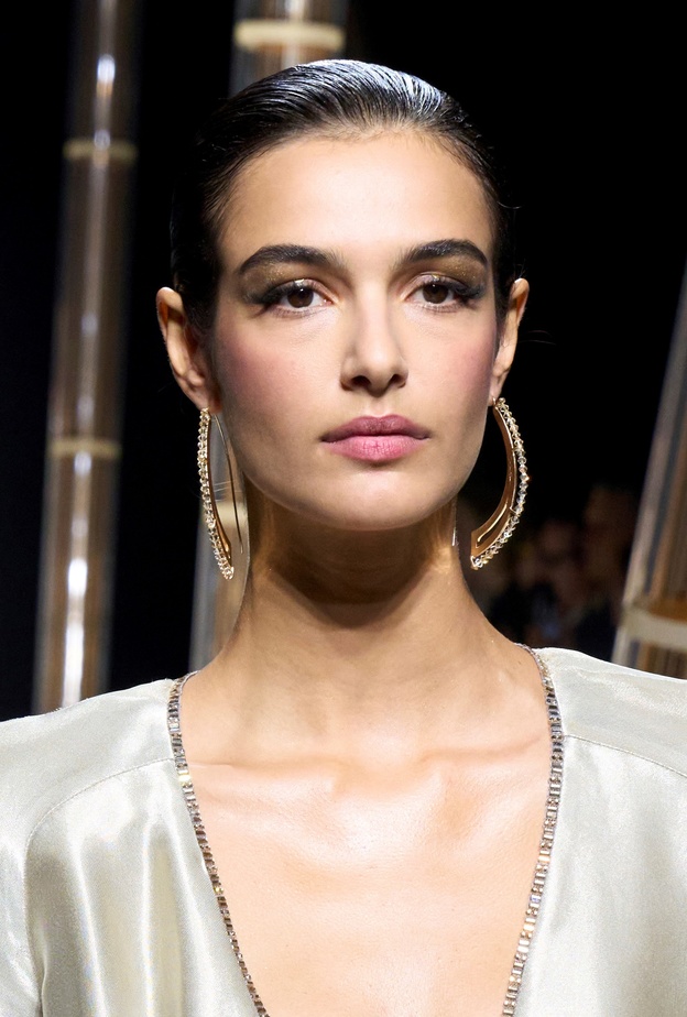 حيل جمالية لضمان ثبات المكياج في الطقس الحار.. إعتمديها بطرق متقنة