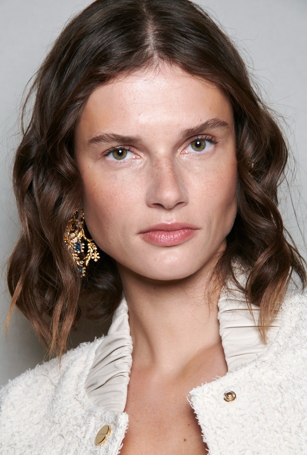 مستحضرات العناية بالبشرة الأساسية في حقيبة السفر