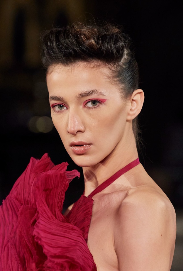  أفكار مكياج يناسب فستان احمر هي الأكثر جمالًا لهذا الصيف