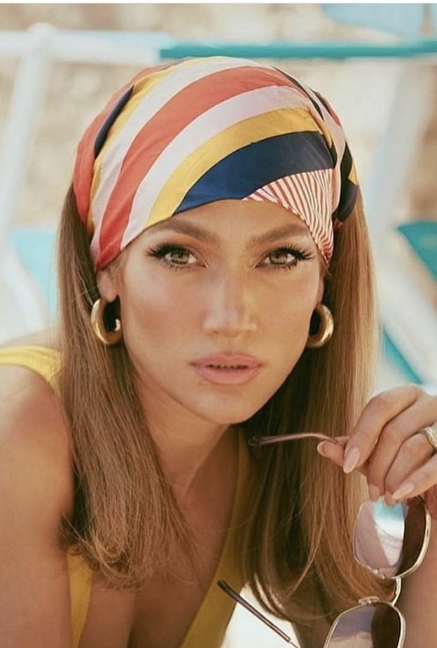 مكياج جينيفر لوبيز تسريحة شعرها وأظافرها المثالية لرحلات السفر على الشاطئ - الصورة من حسابها على انستغرام