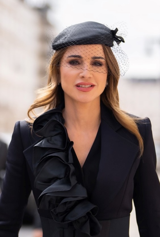 رسمات الظلال البرونزية المتموجة بأسلوب المكلة رانيا- الصورة من صفحة jordanroyalfamily1