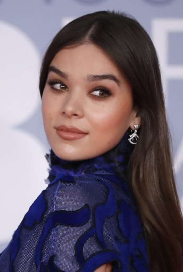 إطلالات مكياج للصبايا يسهل تطبيقها في السفر بأسلوب هيلي ستاينفيلد