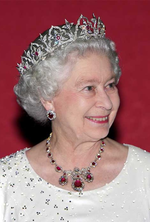  استوحي إطلالتكِ الملكية من مجوهرات الياقوت الأحمر