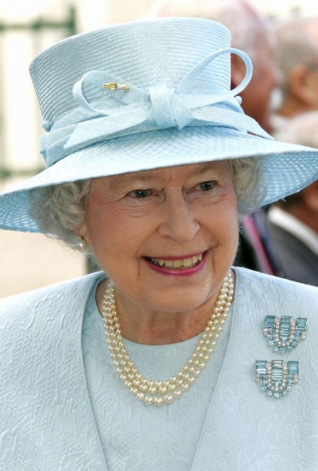 البروش المرصع بلون البحر.. بطل صندوق مجوهرات سيدات العائلات الملكية