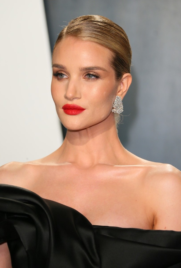 أسرار الجمال لعيون زرقاء ساحرة تقنيات مكياج تلهمك لنجمات العالم 